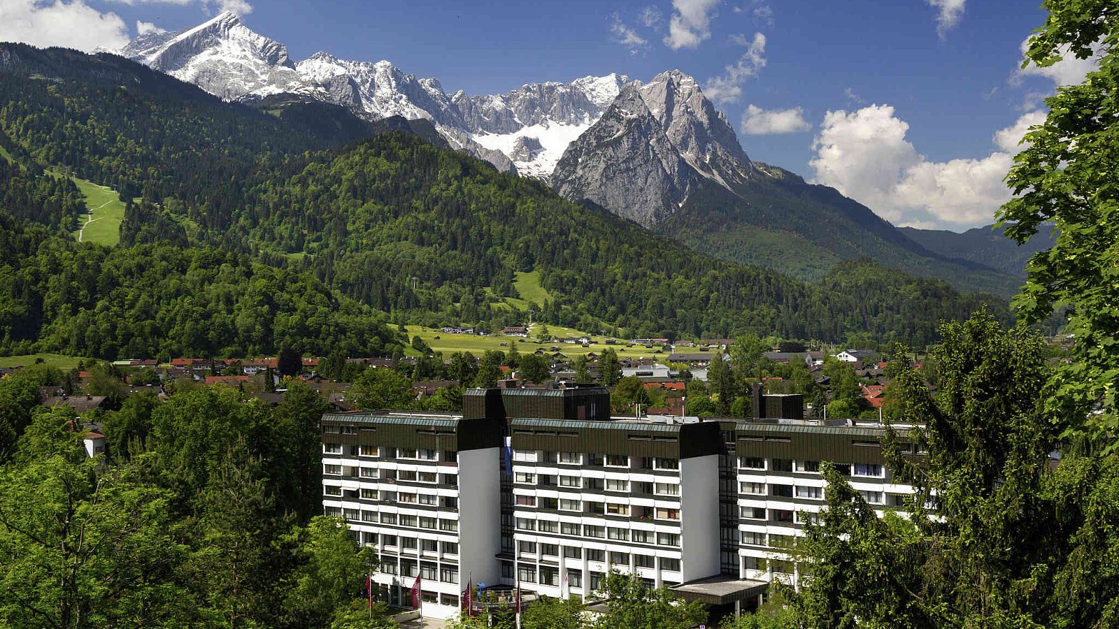 Gesundheitsreise mit Zuschuss Ihrer Krankenkasse nach Garmisch-Partenkirchen. Foto 2 zeigt eine Impression von Mercure Hotel oder seiner Umgebung.