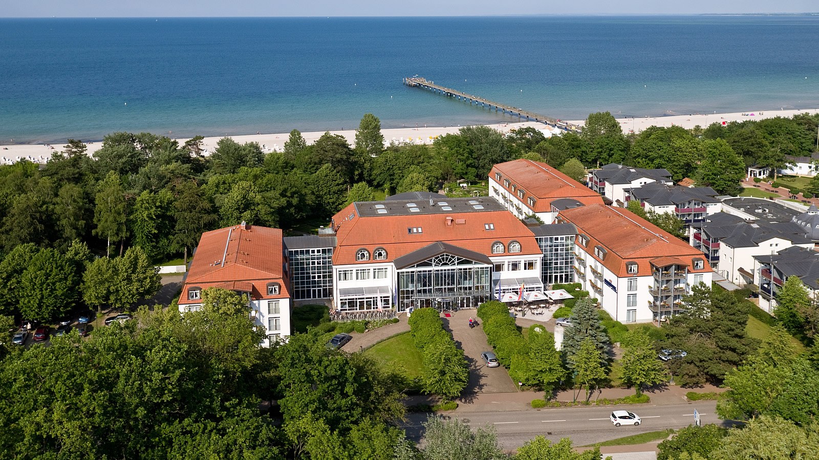 Gesundheitsreise mit Zuschuss Ihrer Krankenkasse nach Ostseebad Boltenhagen. Foto 1 zeigt eine Impression von Seehotel Großherzog v. Mecklenburg oder seiner Umgebung.