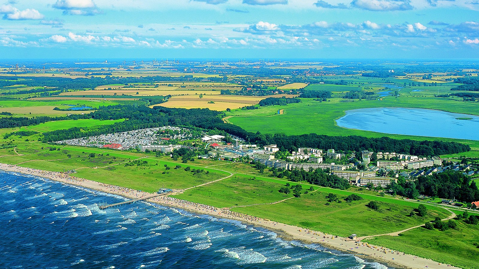 Gesundheitsreise mit Zuschuss Ihrer Krankenkasse nach Weissenhäuser Strand. Foto 1 zeigt eine Impression von Strandhotel oder seiner Umgebung.