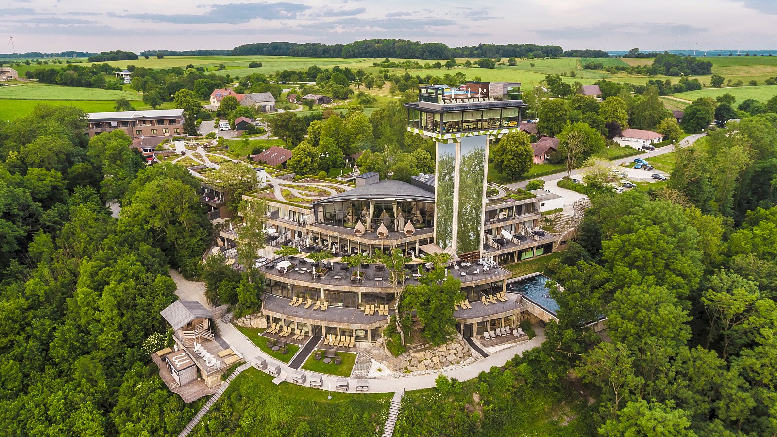 Gesundheitsreise mit Zuschuss Ihrer Krankenkasse nach Langenburg. Foto 1 zeigt eine Impression von MAWELL Resort oder seiner Umgebung.