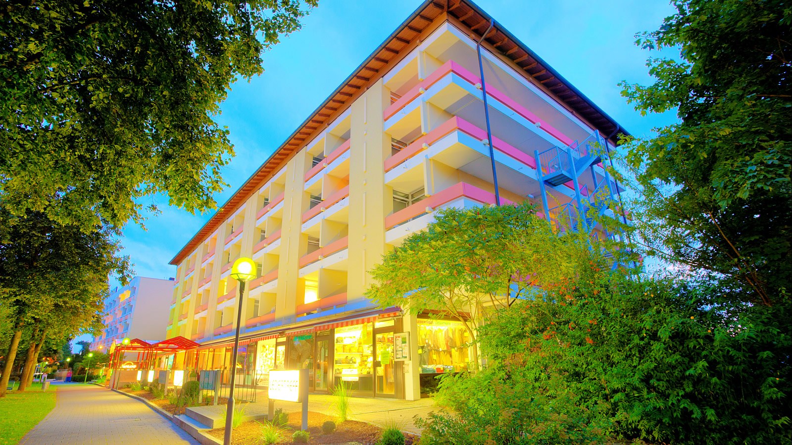 Bad Füssing - Kurhotel Panland - Impression 1 Gesundheitsreise mit Zuschuss Ihrer Krankenkasse nach Bad Füssing. Foto 1 zeigt eine Impression von Kurhotel Panland oder seiner Umgebung.