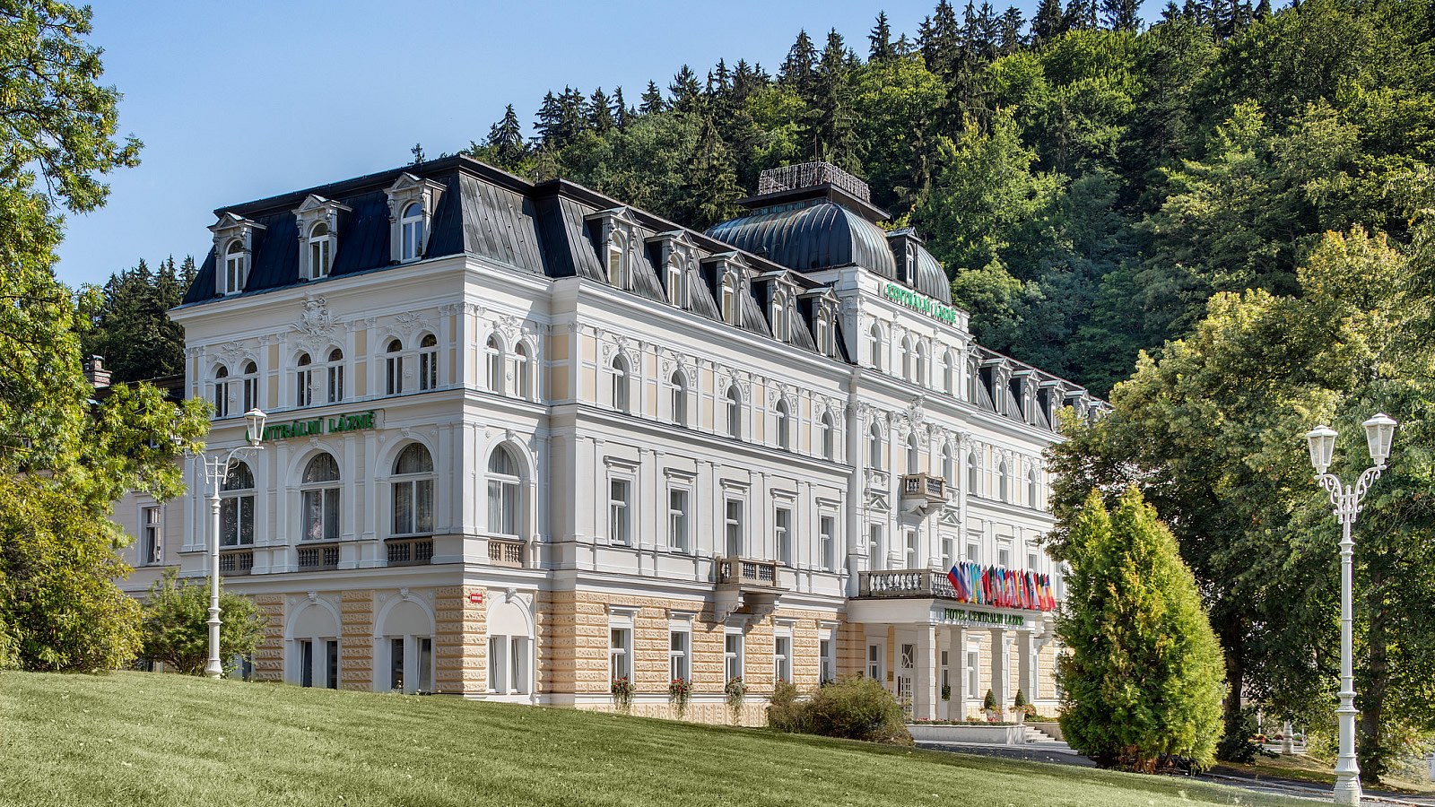 Gesundheitsreise mit Zuschuss Ihrer Krankenkasse nach Marienbad. Foto 1 zeigt eine Impression von Ensana Health Spa Resort Centrální Lázne oder seiner Umgebung.