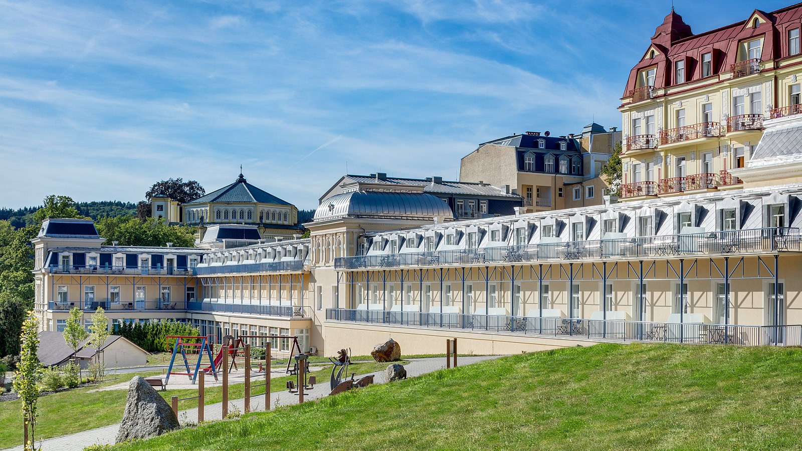 Gesundheitsreise mit Zuschuss Ihrer Krankenkasse nach Marienbad. Foto 2 zeigt eine Impression von Ensana Health Spa Resort Centrální Lázne oder seiner Umgebung.