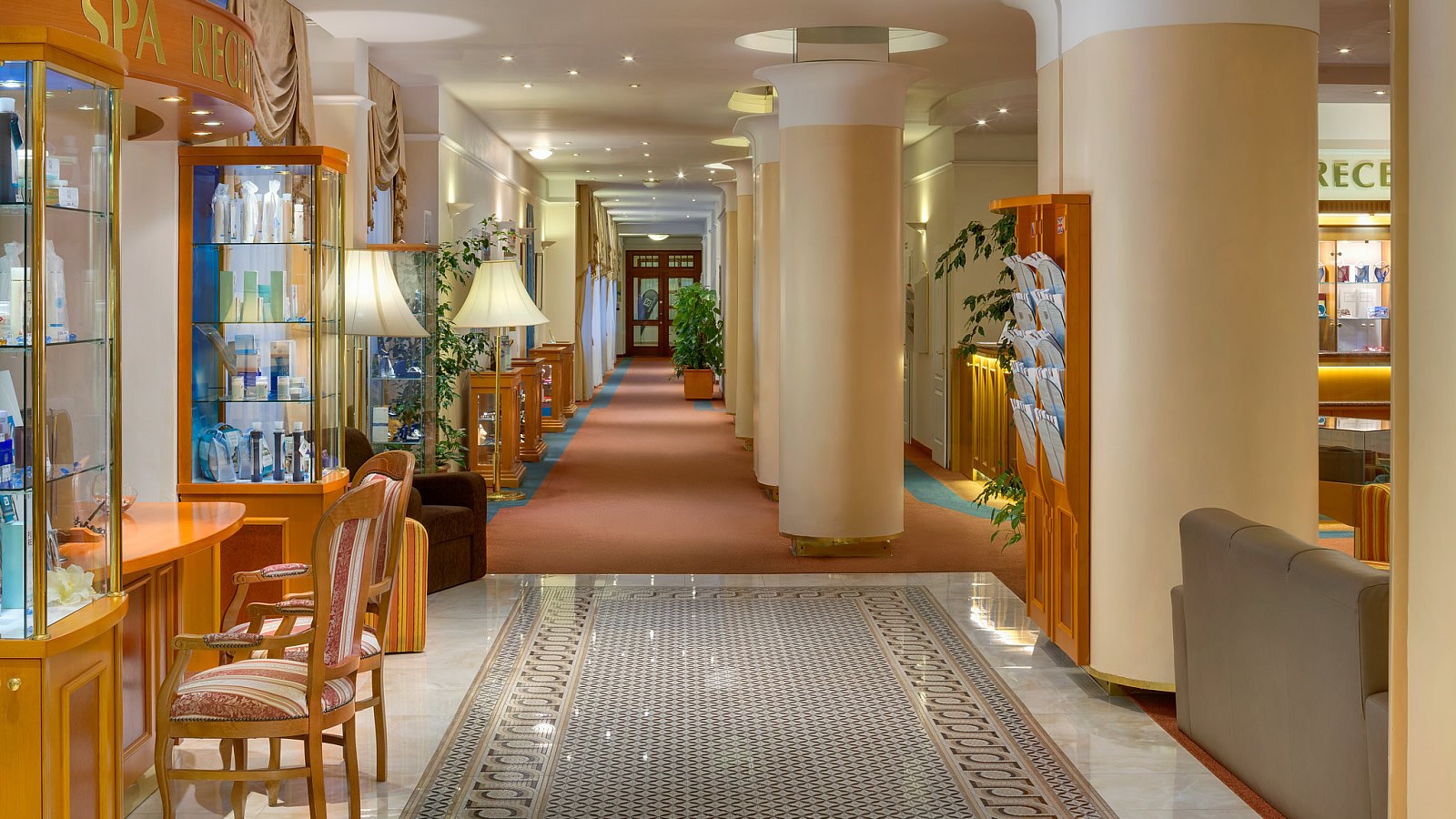 Gesundheitsreise mit Zuschuss Ihrer Krankenkasse nach Marienbad. Foto 8 zeigt eine Impression von Ensana Health Spa Resort Centrální Lázne oder seiner Umgebung.