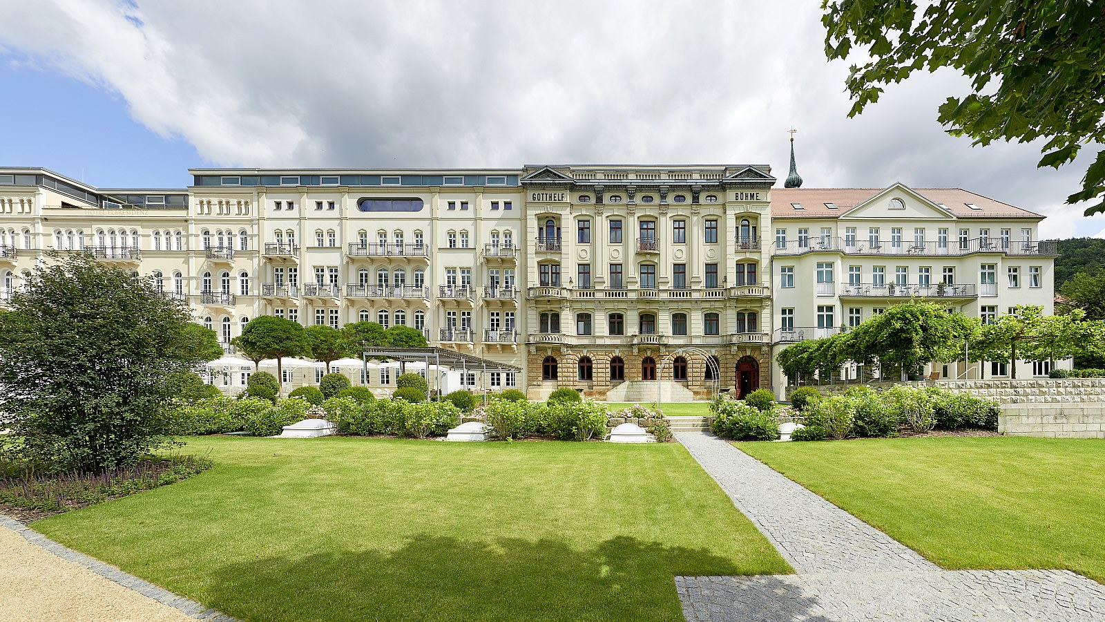 Gesundheitsreise mit Zuschuss Ihrer Krankenkasse nach Bad Schandau. Foto 1 zeigt eine Impression von Hotel Elbresidenz an der Therme oder seiner Umgebung.