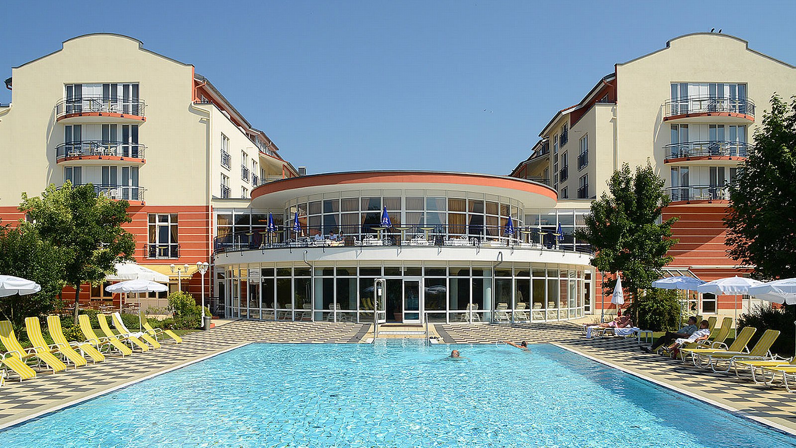 Gesundheitsreise mit Zuschuss Ihrer Krankenkasse nach Bad Gögging. Foto 1 zeigt eine Impression von The Monarch Hotel oder seiner Umgebung.