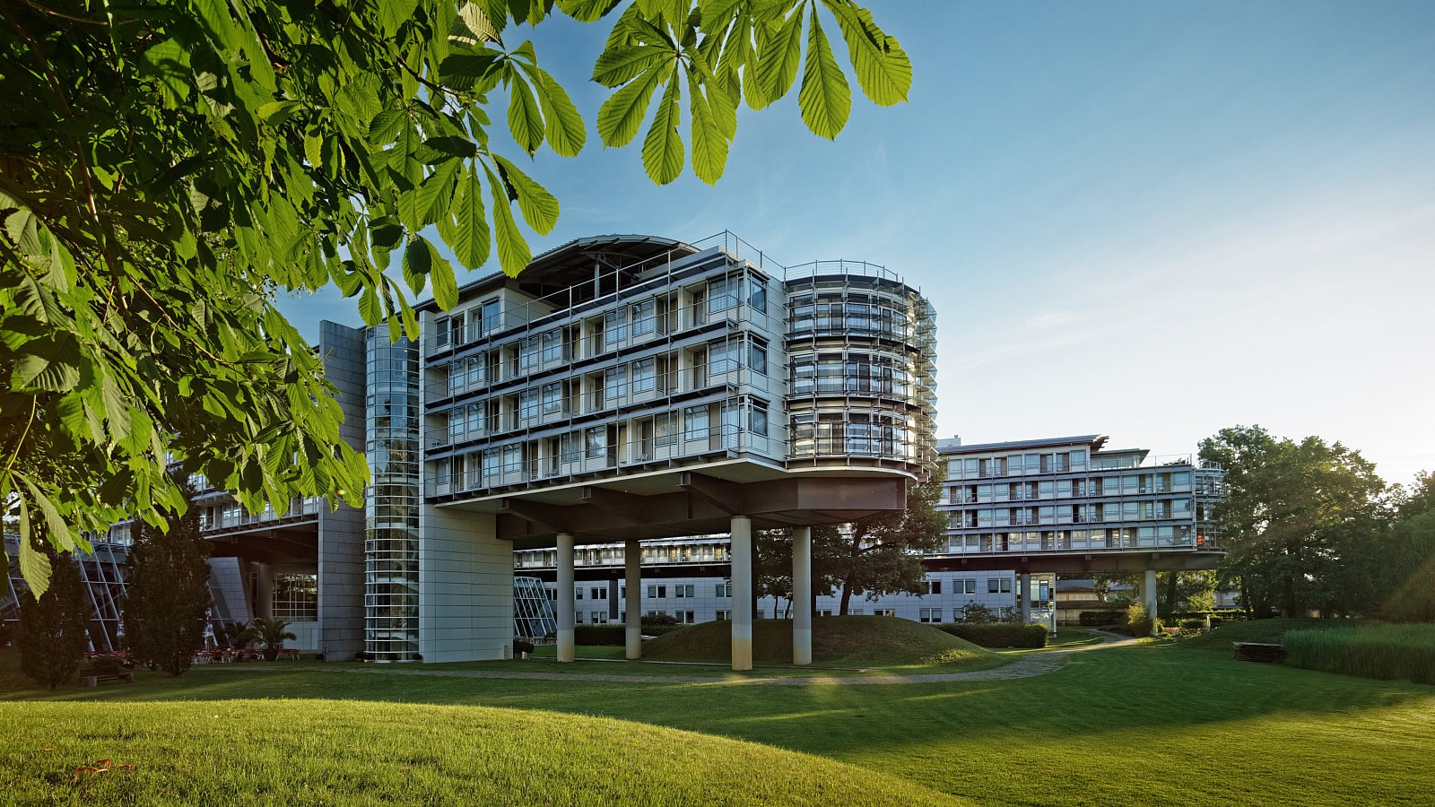 Gesundheitsreise mit Zuschuss Ihrer Krankenkasse nach Potsdam. Foto 1 zeigt eine Impression von Kongresshotel Potsdam am Templiner See oder seiner Umgebung.