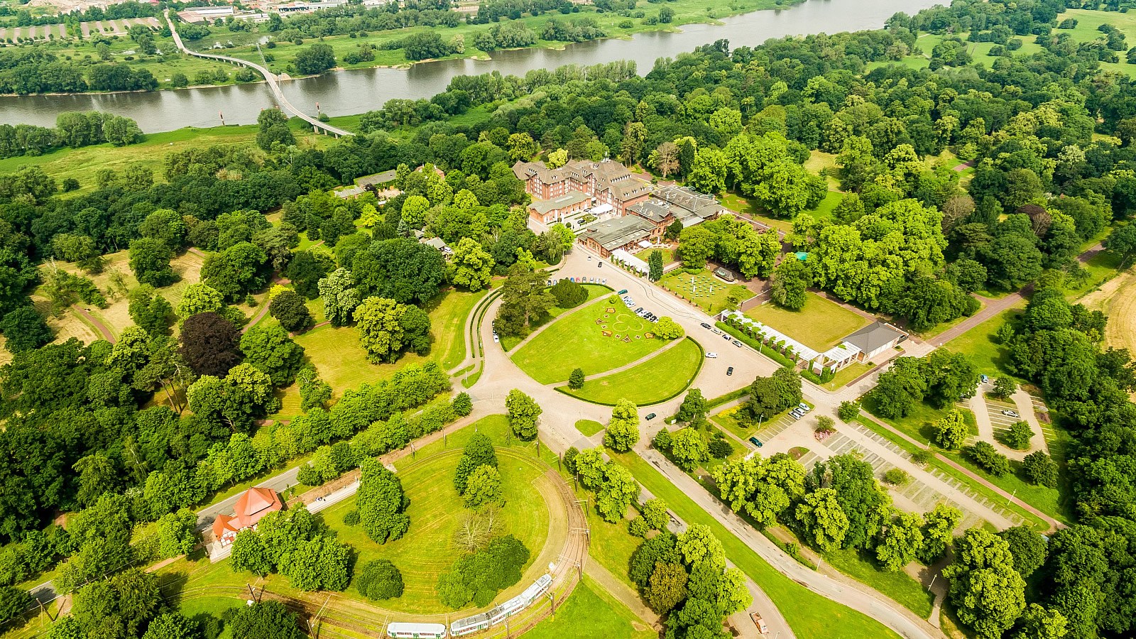 Gesundheitsreise mit Zuschuss Ihrer Krankenkasse nach Magdeburg. Foto 2 zeigt eine Impression von Dorint Herrenkrug Parkhotel oder seiner Umgebung.