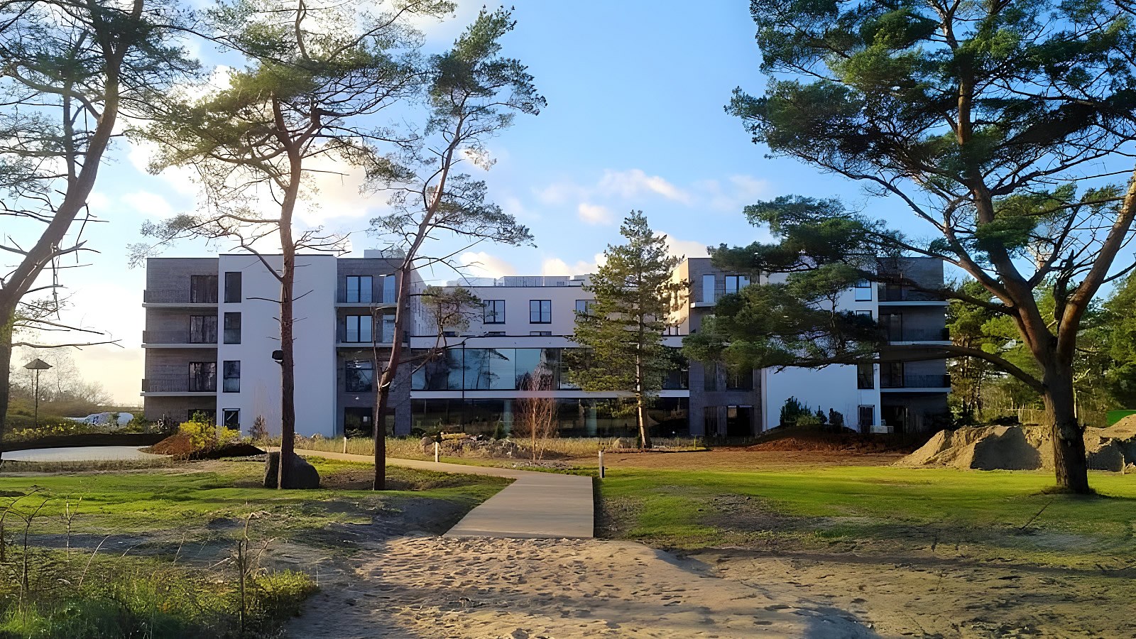 Gesundheitsreise mit Zuschuss Ihrer Krankenkasse nach Ostseebad Göhren. Foto 1 zeigt eine Impression von Santé Royale Resort oder seiner Umgebung.