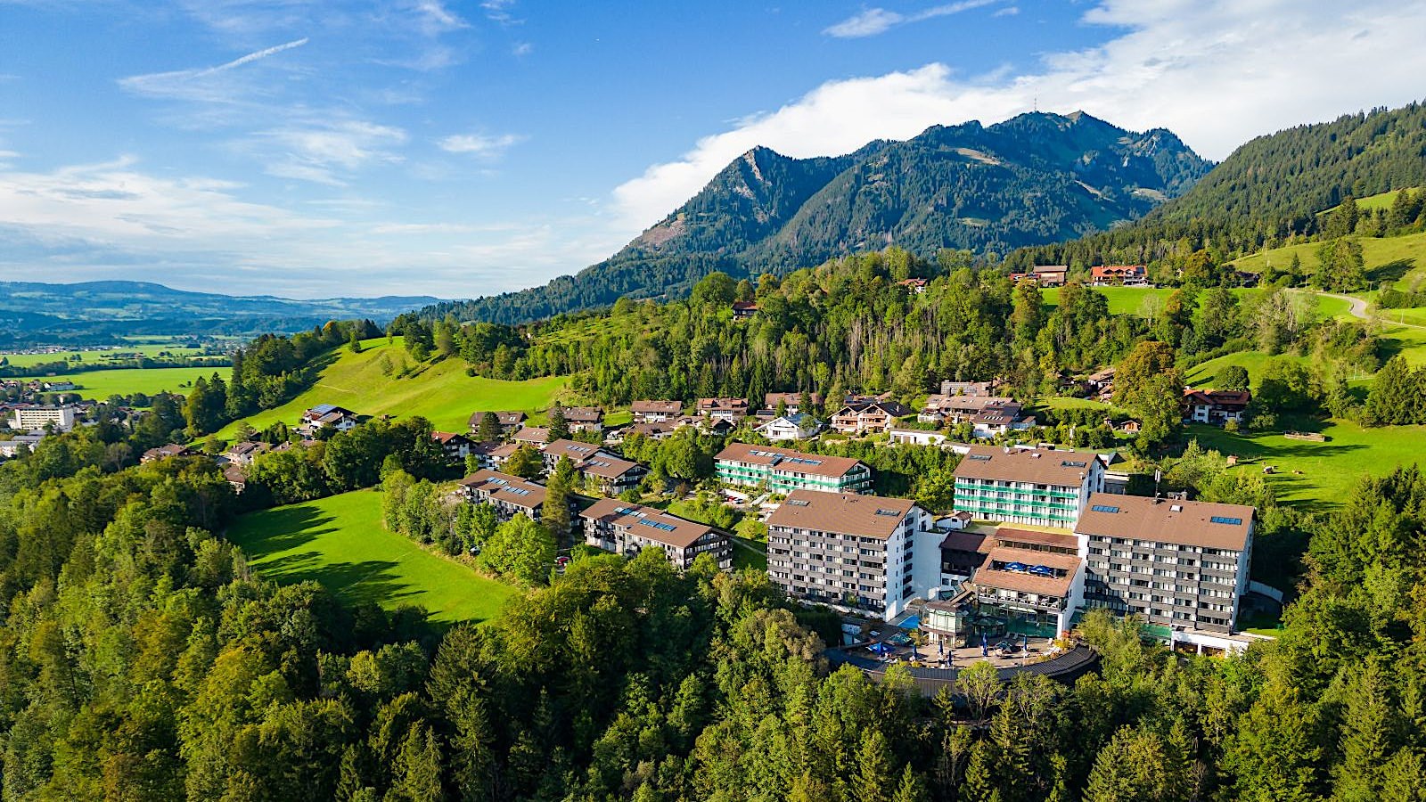 Gesundheitsreise mit Zuschuss Ihrer Krankenkasse nach Sonthofen. Das Foto zeigt die herrliche Lage des AllgäuStern Hotel in den Allgäuer Alpen.