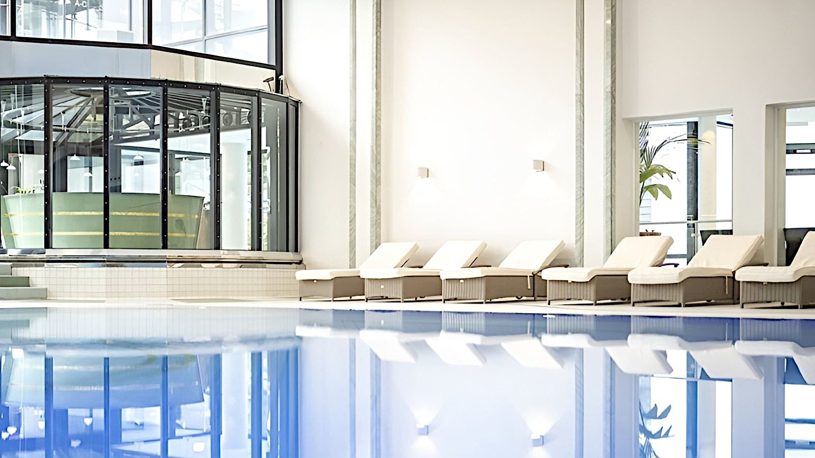 Gesundheitsreise mit Zuschuss Ihrer Krankenkasse nach Sonthofen. Das Foto zeigt einen Innenpool im AllgäuStern Hotel.