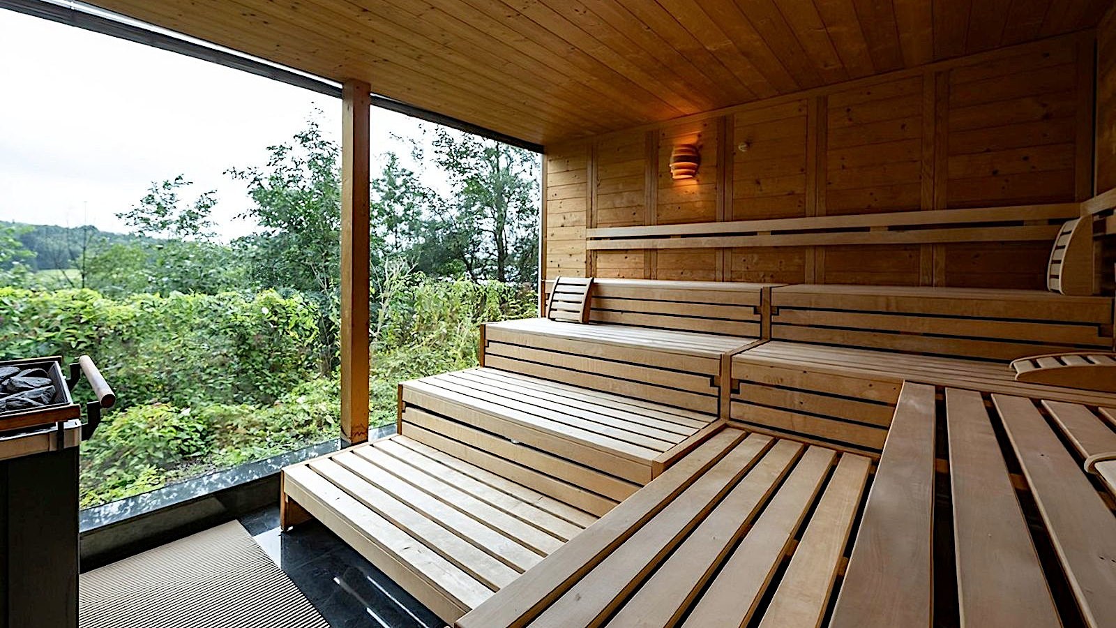 Gesundheitsreise mit Zuschuss Ihrer Krankenkasse nach Sonthofen. Das Foto zeigt die Sauna im AllgäuStern Hotel.