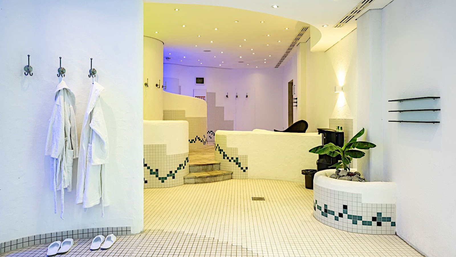 Gesundheitsreise mit Zuschuss Ihrer Krankenkasse nach Sonthofen. Das Foto zeigt einenInnenpool im AllgäuStern Hotel.