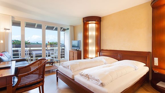 Gesundheitsreise mit Zuschuss Ihrer Krankenkasse nach Sonthofen. Das Foto zeigt einen Blick vom AllgäuStern Hotel  über den Außenpool in die Allgäuer Alpen.