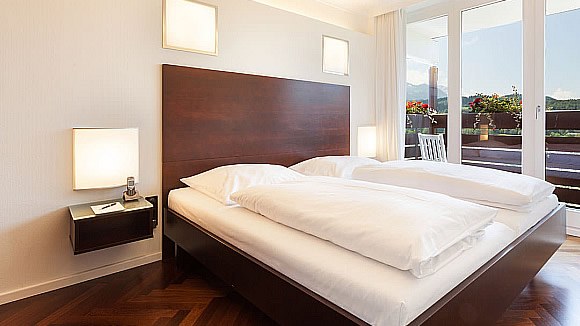 Gesundheitsreise mit Zuschuss Ihrer Krankenkasse nach Sonthofen. Das Foto zeigt ein rustikales Restaurant im AllgäuStern Hotel..