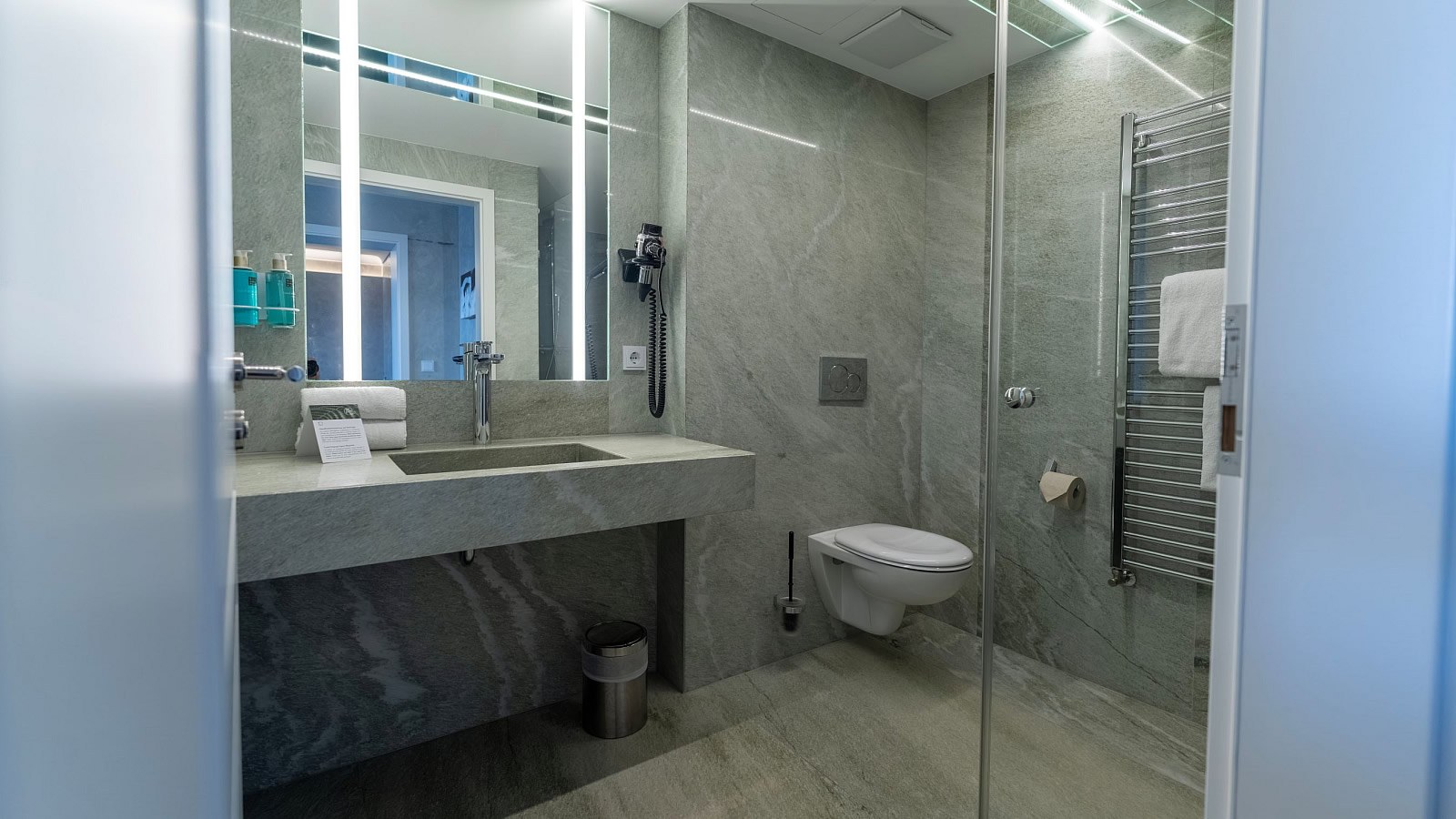 Gesundheitsreise mit Zuschuss Ihrer Krankenkasse nach Sonthofen. Das Foto zeigt ein Doppelzimmer  im  AllgäuStern Hotel.