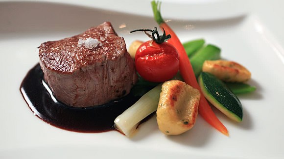 Gesundheitsreise mit Zuschuss Ihrer Krankenkasse nach Sonthofen. Das Foto zeigt die ländliche Umgebung von Sonthofen mit Dorfkirche und grünen Wiesen.