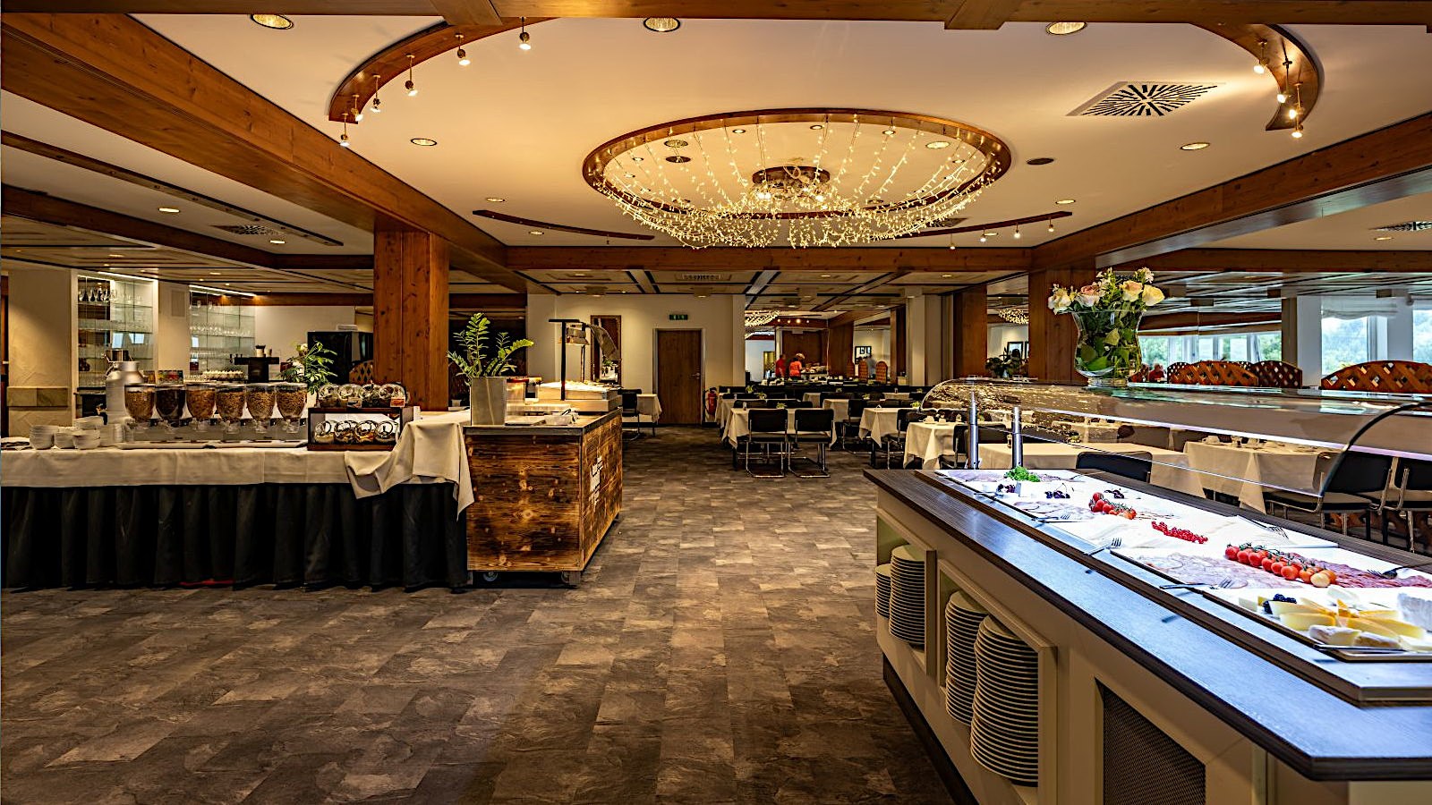 Gesundheitsreise mit Zuschuss Ihrer Krankenkasse nach Sonthofen. Das Foto zeigt einen Ausschnitt des Frühstücksbuffets im AllgäuStern Hotel.