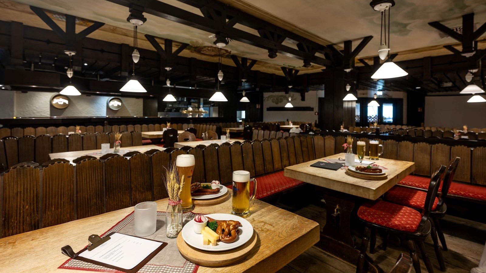 Gesundheitsreise mit Zuschuss Ihrer Krankenkasse nach Sonthofen. Das zeigt einen Blick ins weitläufige Restaurant mit Buffetbereich im AllgäuStern Hotel.