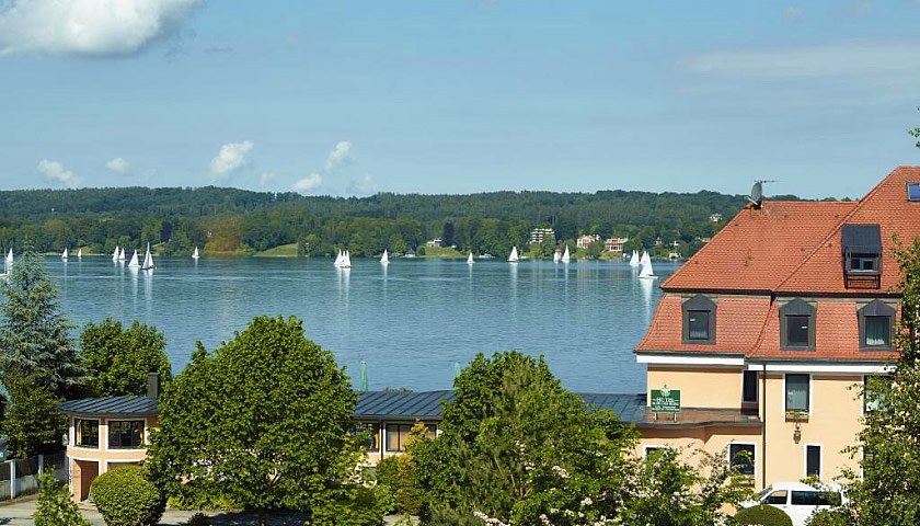 Gesundheitsreise mit Zuschuss Ihrer Krankenkasse nach Berg am Starnberger See. Foto 6 zeigt eine Impression von Hotel Schloss Berg oder seiner Umgebung.