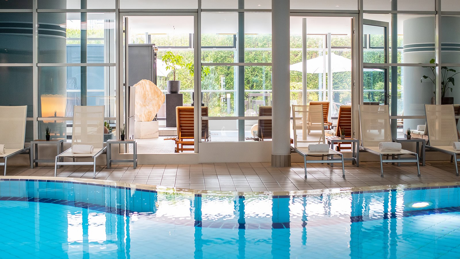 Gesundheitsreise mit Zuschuss Ihrer Krankenkasse nach Stuttgart. Das Foto zeigt den Innenpool im Pullman Stuttgart Fontana.