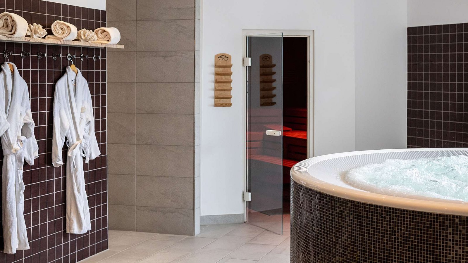 Gesundheitsreise mit Zuschuss Ihrer Krankenkasse nach Stuttgart. Das Foto zeigt den Whirlpool im Wellnessbereich des Pullman Stuttgart Fontana.