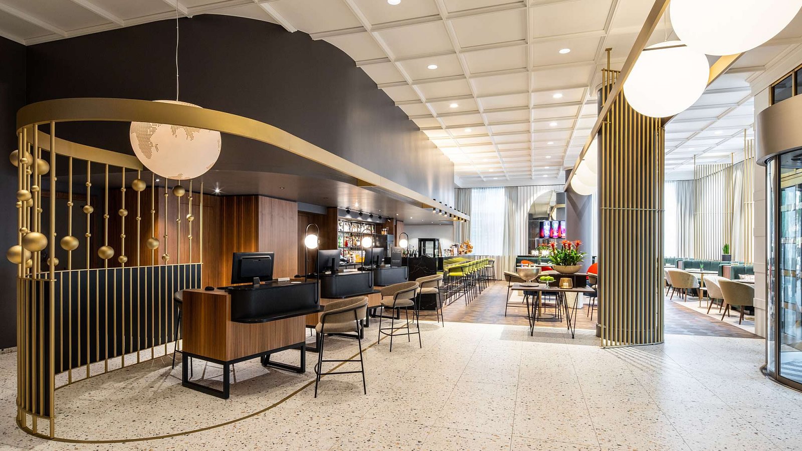 Gesundheitsreise mit Zuschuss Ihrer Krankenkasse nach Stuttgart. Das Foto zeigt den Lobbybereich im Pullman Stuttgart Fontana.