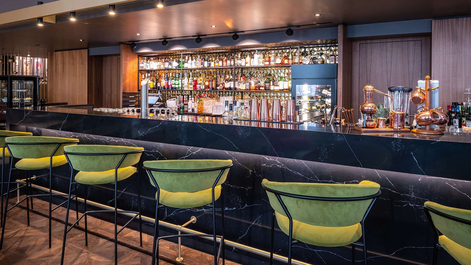 Gesundheitsreise mit Zuschuss Ihrer Krankenkasse nach Stuttgart. Das Foto  zeigt die Bar im Pullman Stuttgart Fontana.