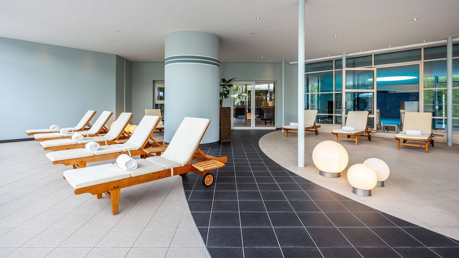 Gesundheitsreise mit Zuschuss Ihrer Krankenkasse nach Stuttgart. Das Foto  zeigt den Wellnessbereich den Ruheraum mit Liegestühlen im Pullman Stuttgart Fontana.