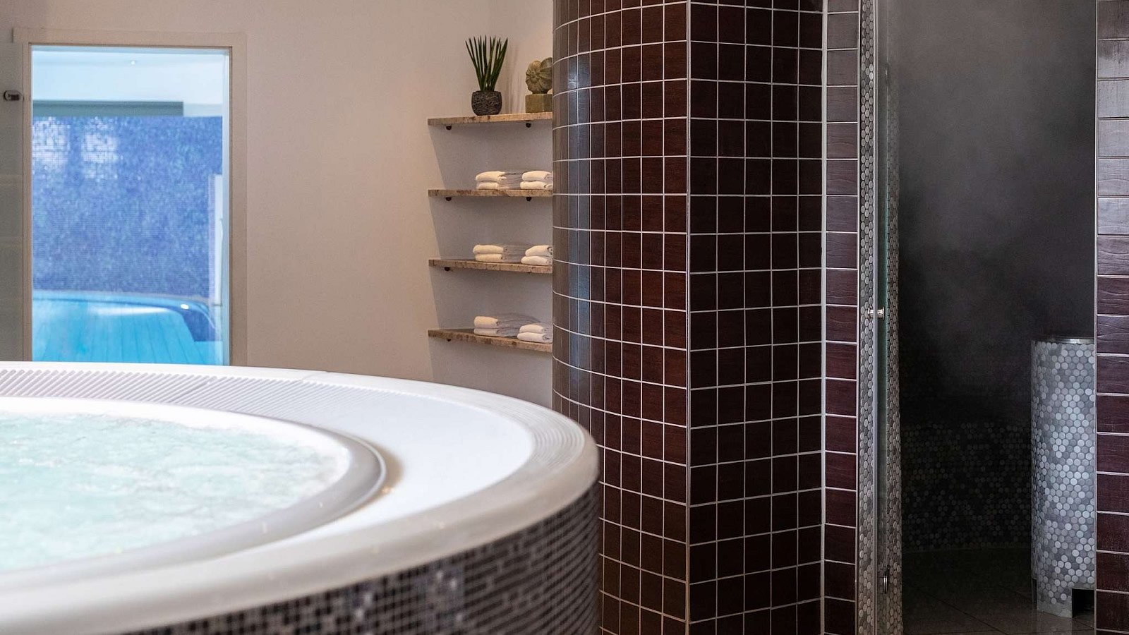 Gesundheitsreise mit Zuschuss Ihrer Krankenkasse nach Stuttgart. Das Foto zeigt den Wellnessbereich im Pullman Stuttgart Fontana.