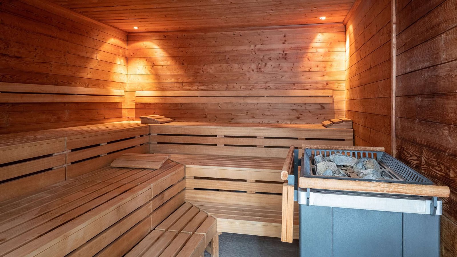 Gesundheitsreise mit Zuschuss Ihrer Krankenkasse nach Stuttgart. Das Foto zeigt die Sauna im Pullman Stuttgart Fontana.