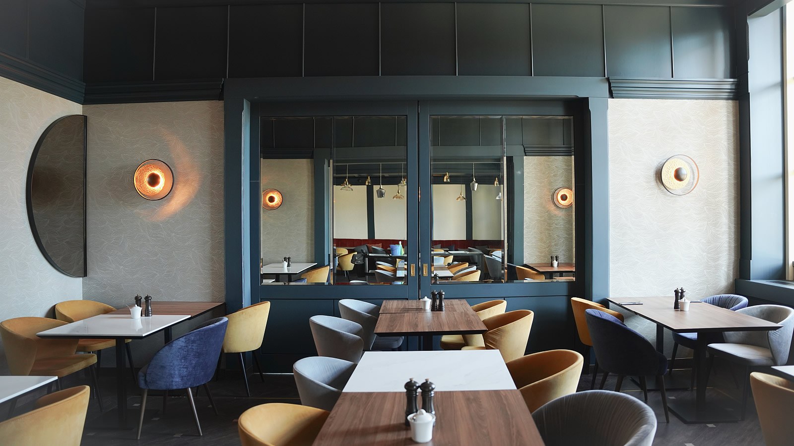 Gesundheitsreise mit Zuschuss Ihrer Krankenkasse nach Stuttgart. Das zeigt einen Nebenraum im Restaurantbereich.