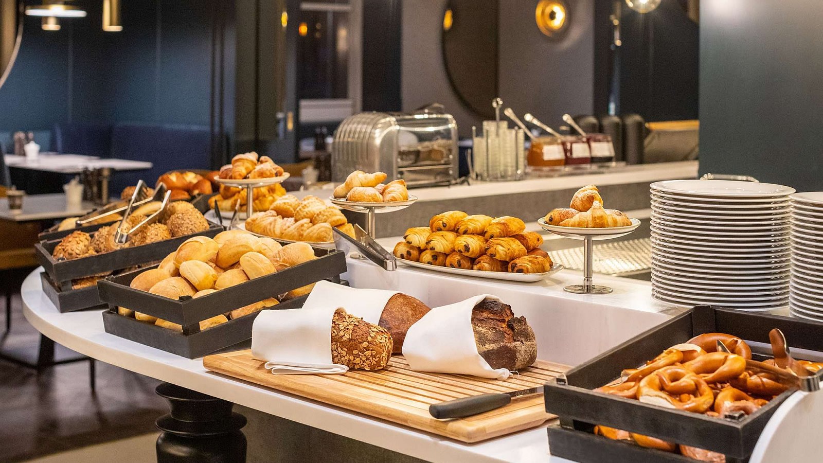 Gesundheitsreise mit Zuschuss Ihrer Krankenkasse nach Stuttgart. Das Foto zeigt das Frühstücksbuffet im Pullman Stuttgart Fontana.