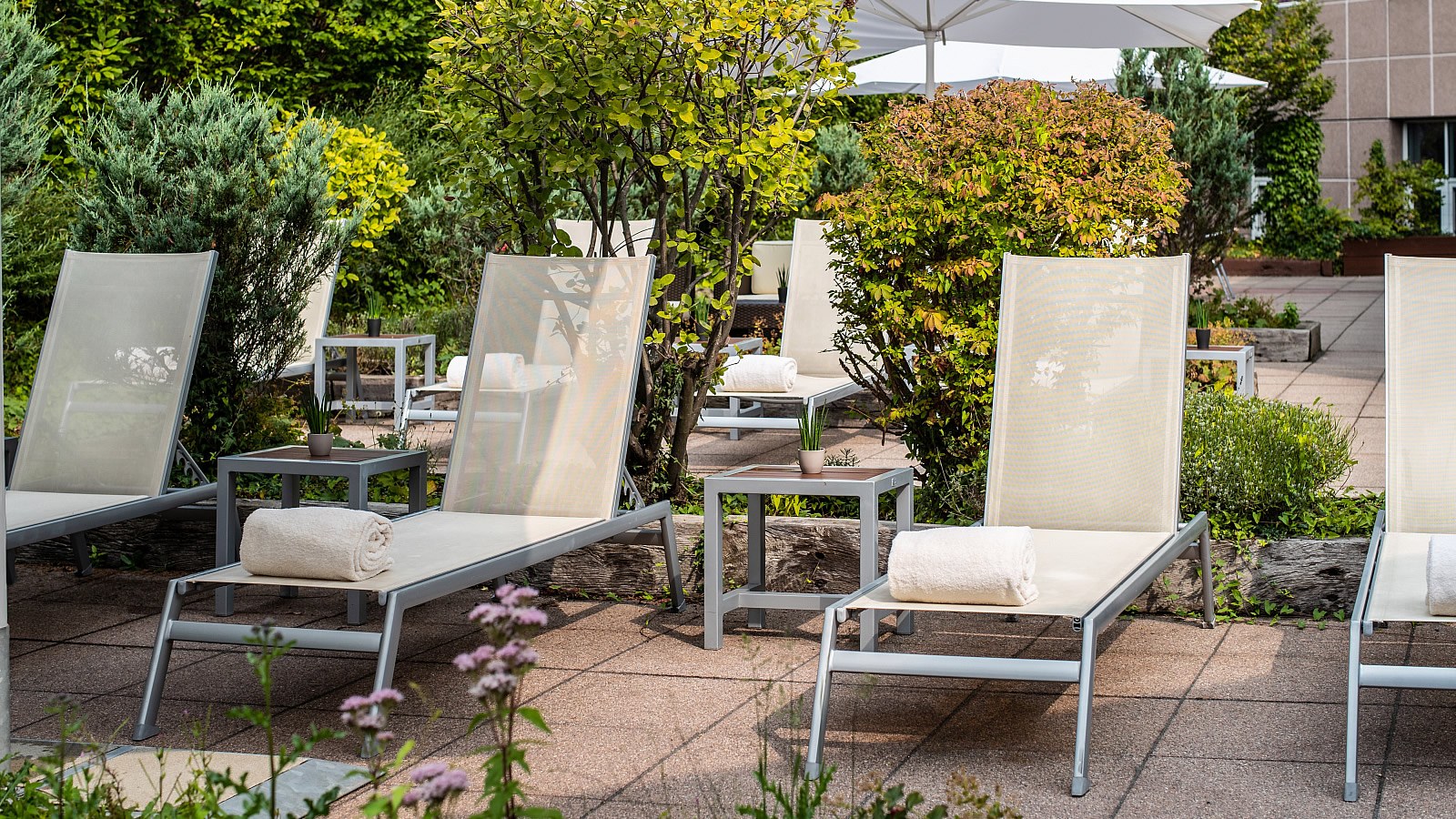 Gesundheitsreise mit Zuschuss Ihrer Krankenkasse nach Stuttgart. Das Foto zeigt die Sonnenterrasse des Pullman Stuttgart.