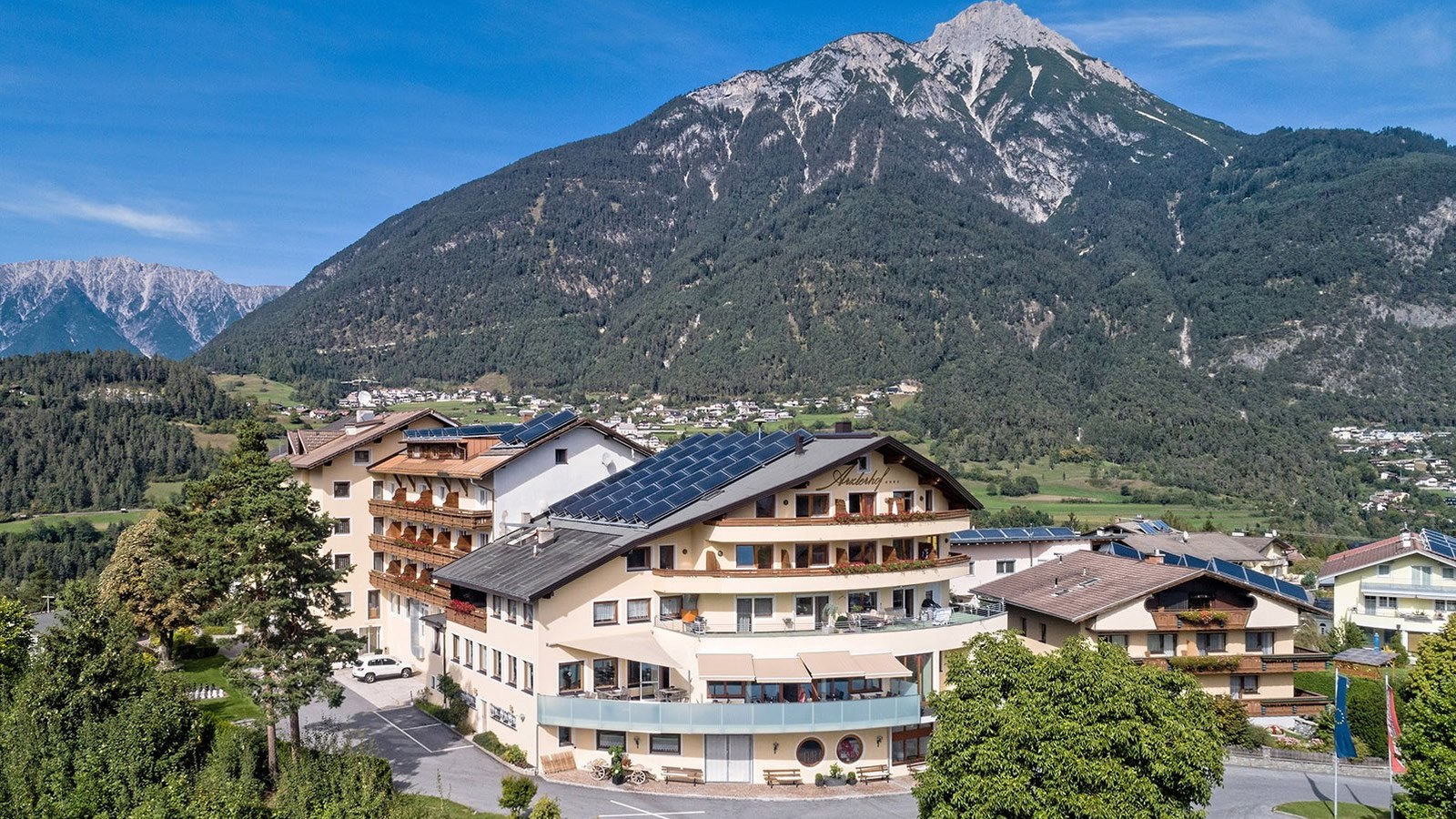 Gesundheitsreise mit Zuschuss Ihrer Krankenkasse nach Arzl im Pitztal. Foto 1 zeigt eine Impression von Hotel Arzlerhof oder seiner Umgebung.