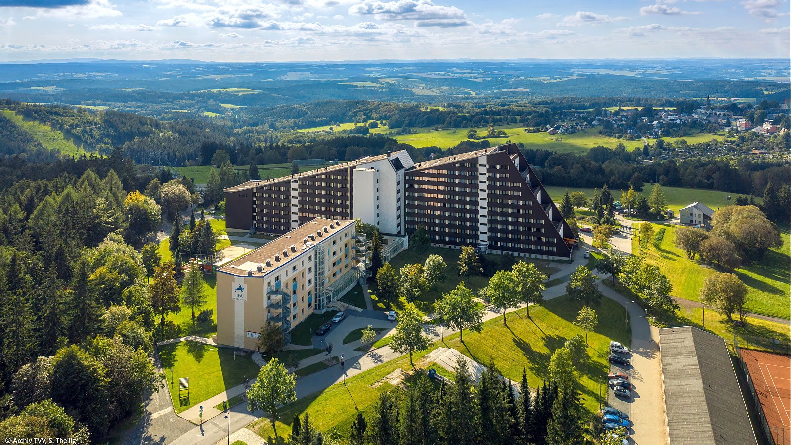 Gesundheitsreise mit Zuschuss Ihrer Krankenkasse nach Schöneck. Foto 1 zeigt eine Impression von IFA Schöneck Hotel & Ferienpark oder seiner Umgebung.