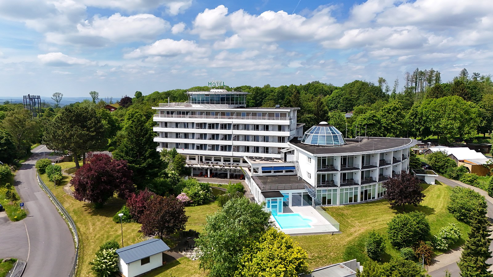 Gesundheitsreise mit Zuschuss Ihrer Krankenkasse nach Bad Marienberg. Foto 2 zeigt eine Impression von Wildpark Hotel oder seiner Umgebung.