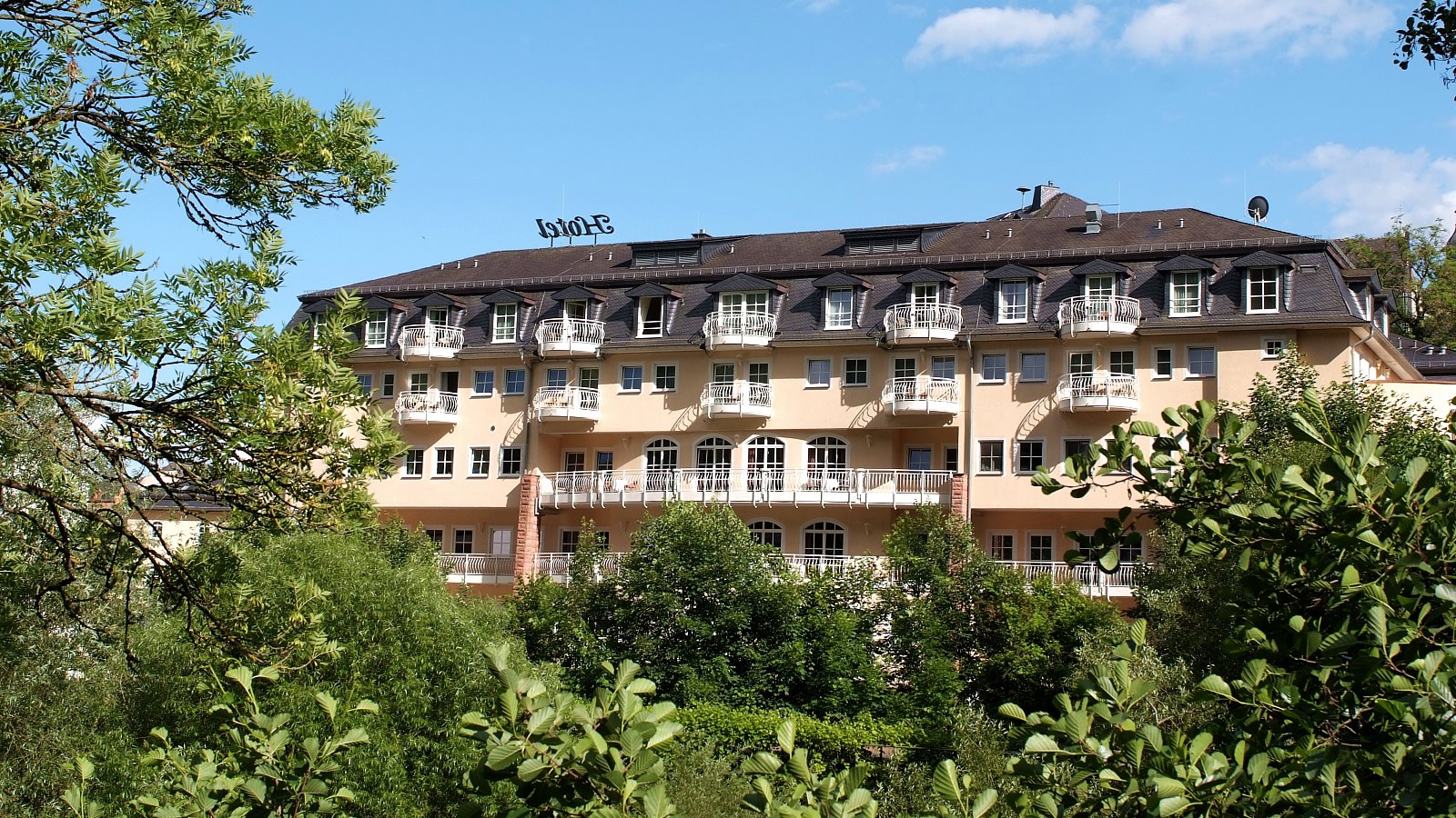 Gesundheitsreise mit Zuschuss Ihrer Krankenkasse nach Weilburg. Foto 2 zeigt eine Impression von Hotel Lahnschleife oder seiner Umgebung.