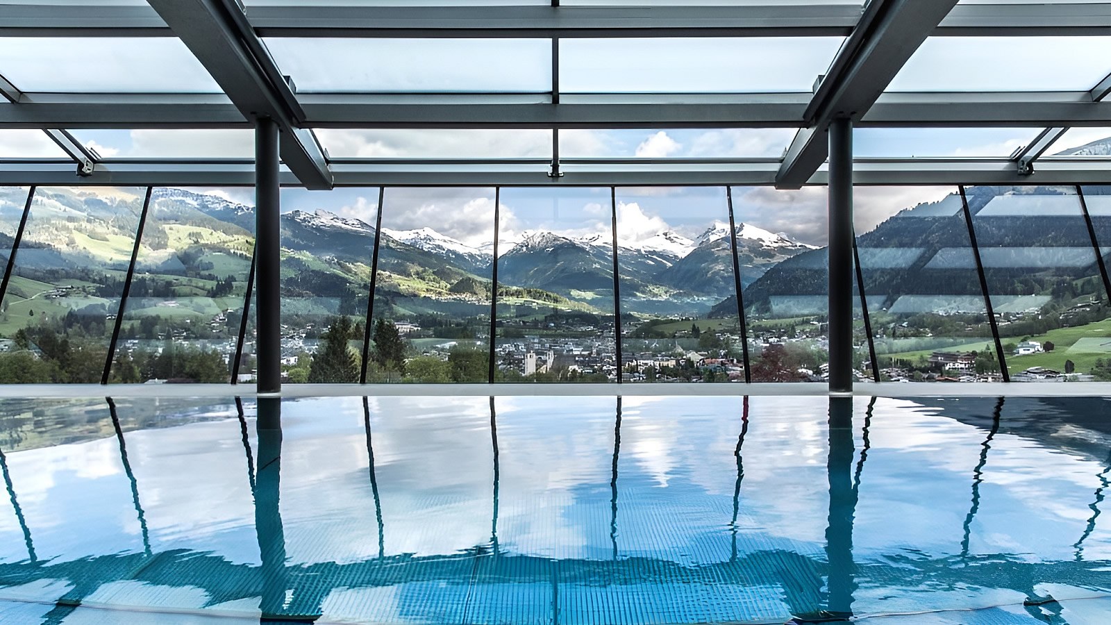 Gesundheitsreise mit Zuschuss Ihrer Krankenkasse nach Kitzbühel. Foto 1 zeigt eine Impression von Lebenberg Schlosshotel  oder seiner Umgebung.