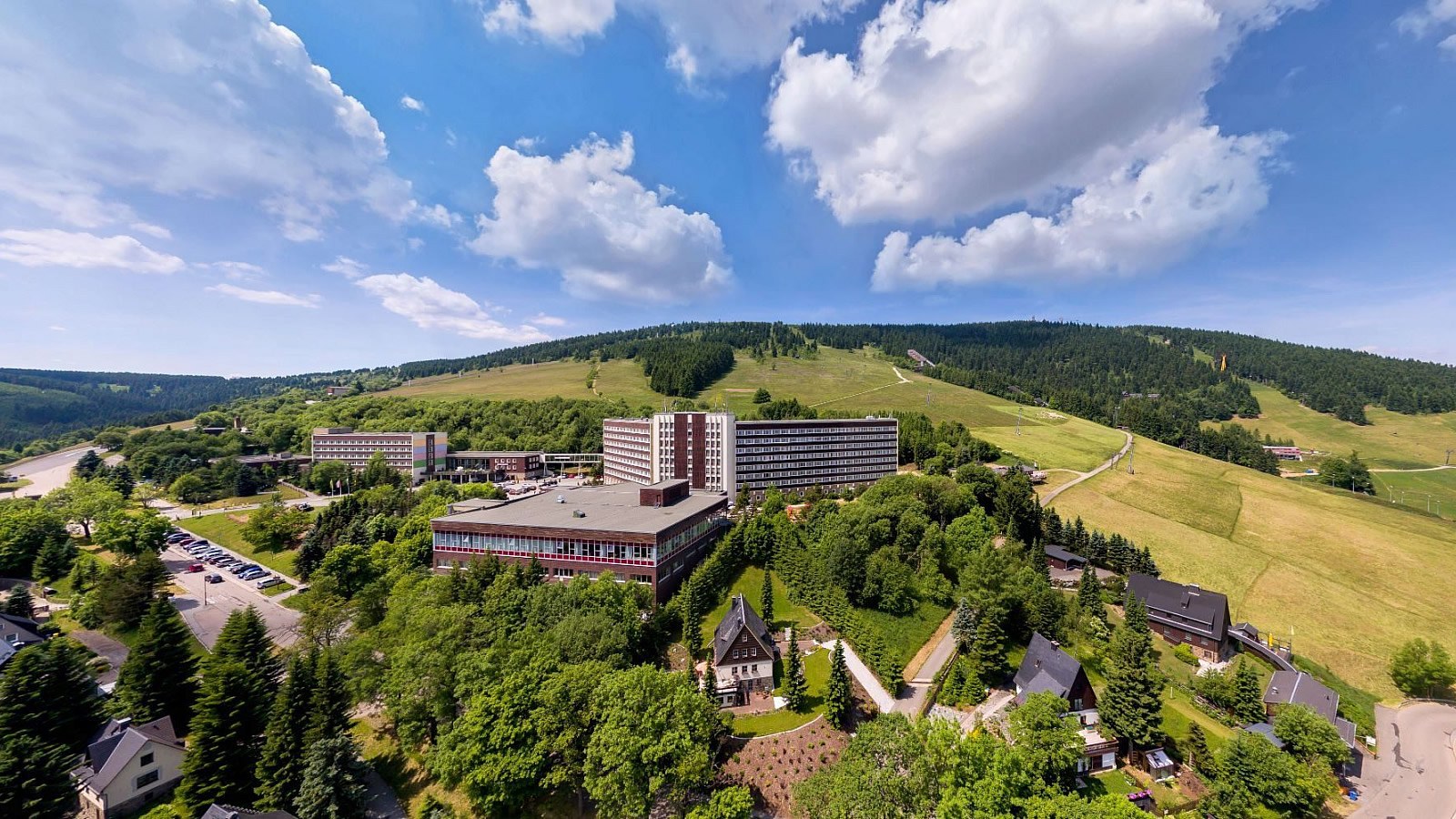 Gesundheitsreise mit Zuschuss Ihrer Krankenkasse nach Oberwiesenthal. Foto 1 zeigt eine Impression von AHORN Hotel Am Fichtelberg oder seiner Umgebung.
