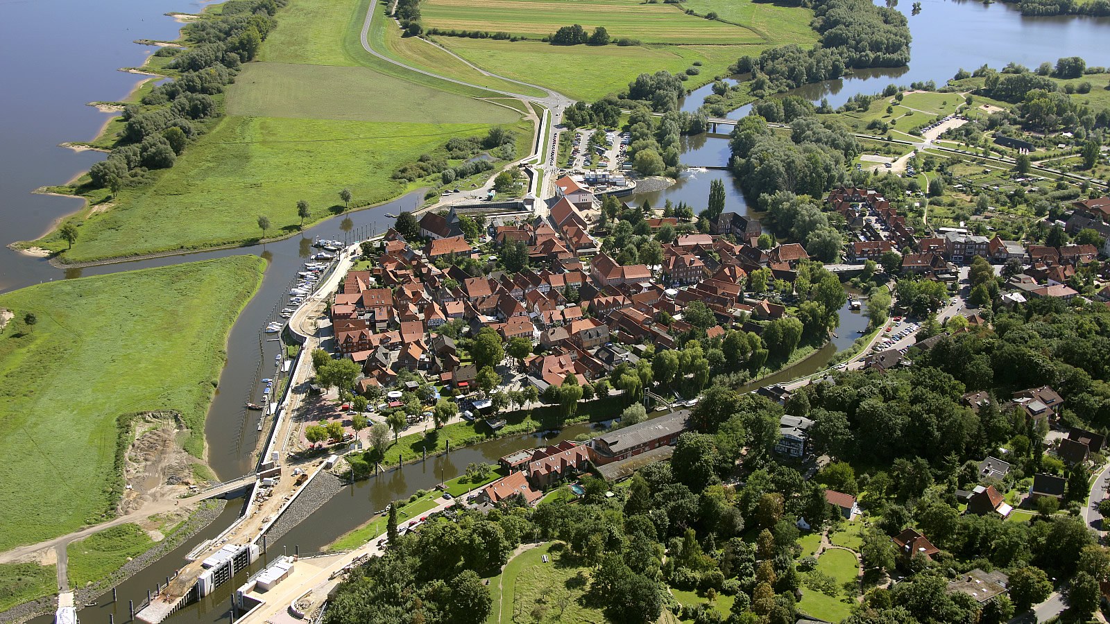 Gesundheitsreise mit Zuschuss Ihrer Krankenkasse nach Hitzacker. Foto 1 zeigt eine Impression von Parkhotel-Hitzacker oder seiner Umgebung.