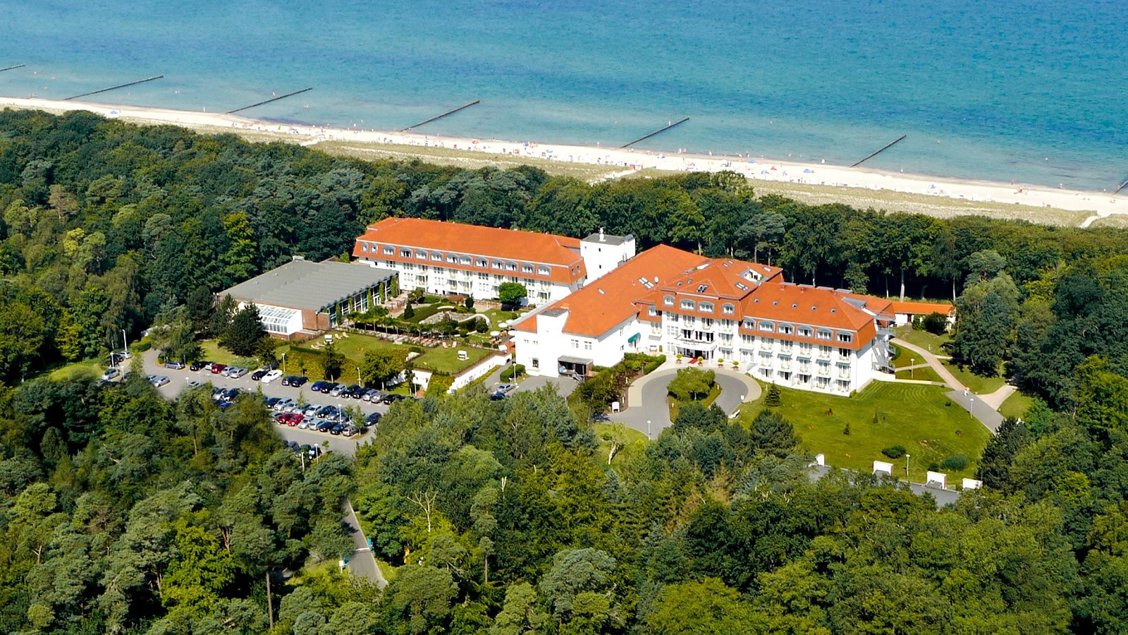 Gesundheitsreise mit Zuschuss Ihrer Krankenkasse nach Graal-Müritz. Foto 1 zeigt eine Impression von IFA Hotel Graal-Müritz oder seiner Umgebung.