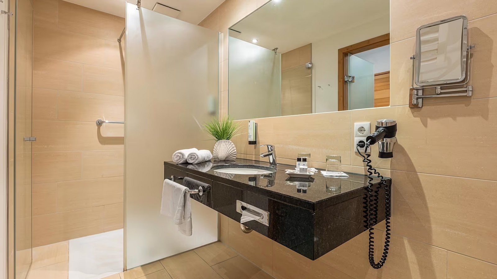 Gesundheitsreise mit Zuschuss Ihrer Krankenkasse nach Graal-Müritz. Foto 15 zeigt eine Impression von IFA Hotel Graal-Müritz oder seiner Umgebung.