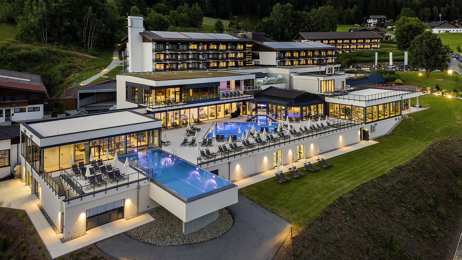 Gesundheitsreise mit Zuschuss Ihrer Krankenkasse nach Lam. Foto 1 zeigt eine Impression von Hotel Sonnenhof oder seiner Umgebung.